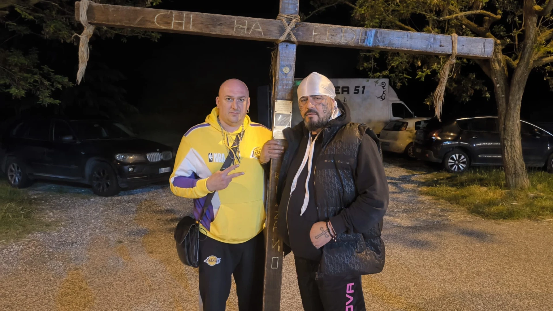 Gennaro Speria a piedi a Roma per partecipare ai funerali di Papa Francesco. “Lui mi ha donato tanto e mi ha salvato. Torno a Roma con la sua croce”. Guarda l’intervista esclusiva a Genny Lo Zio fondatore di Area51.